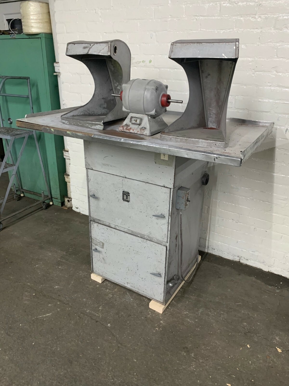 RED WING #28H DOUBLE END POLISHING UNIT 1/3 HP- 2 Speed- 1725/3450 RPM, Handler