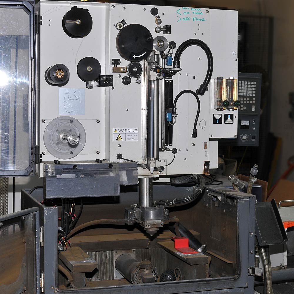 Fanuc a-0C Robocut CNC Wire-Cut Submerged EDM with 16-WC series NC Unit alpha