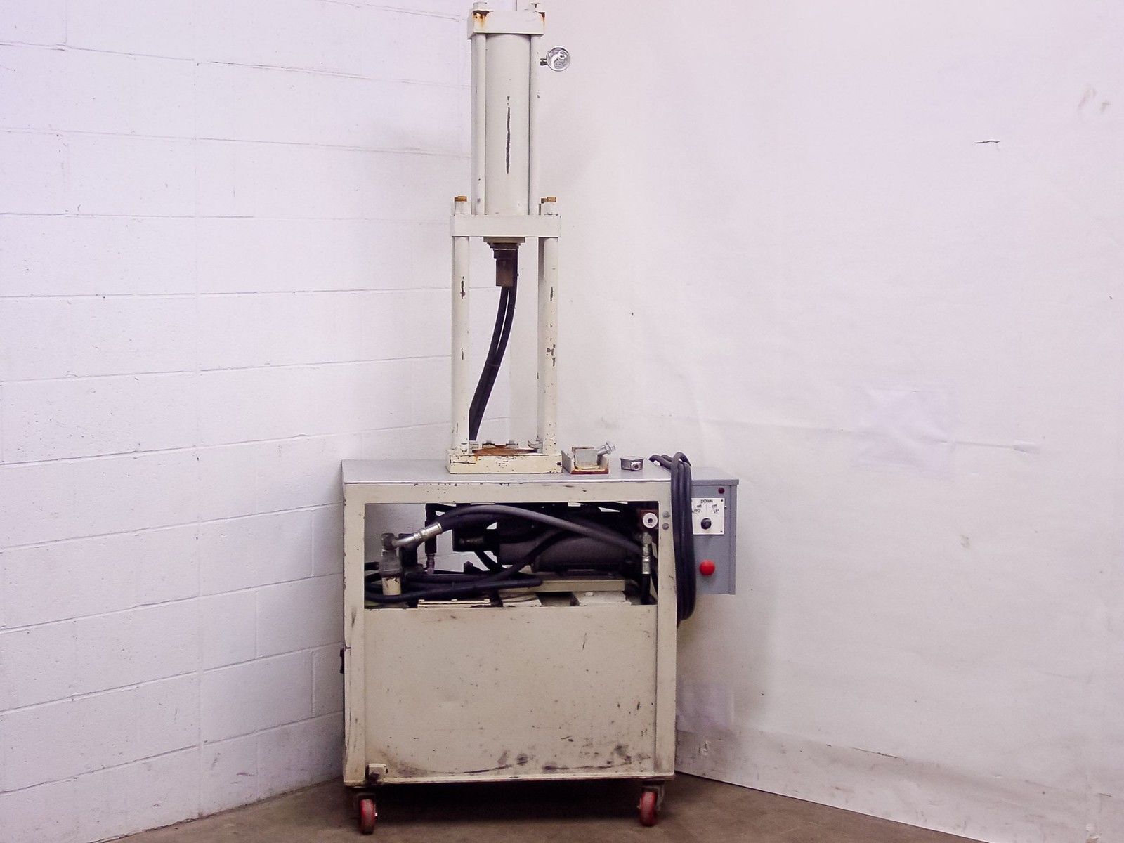 White Hydraulic Press 16″ Stroke 2.5″ Dia Rod 208/220 VAC | 42″ x 24″ x 87″ Tall