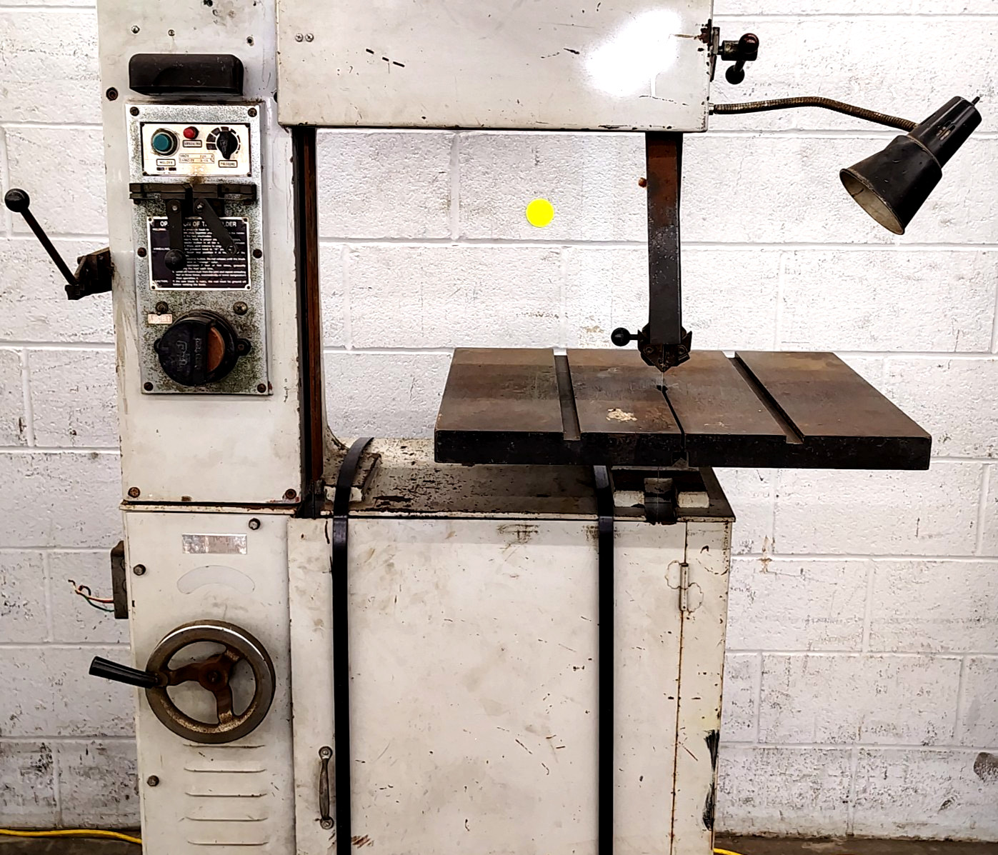 MSC INDUSTRIAL SUPPLY CO. VERTICAL BAND SAW 220V 3-15M/M CAP 3600 RPM 09514639