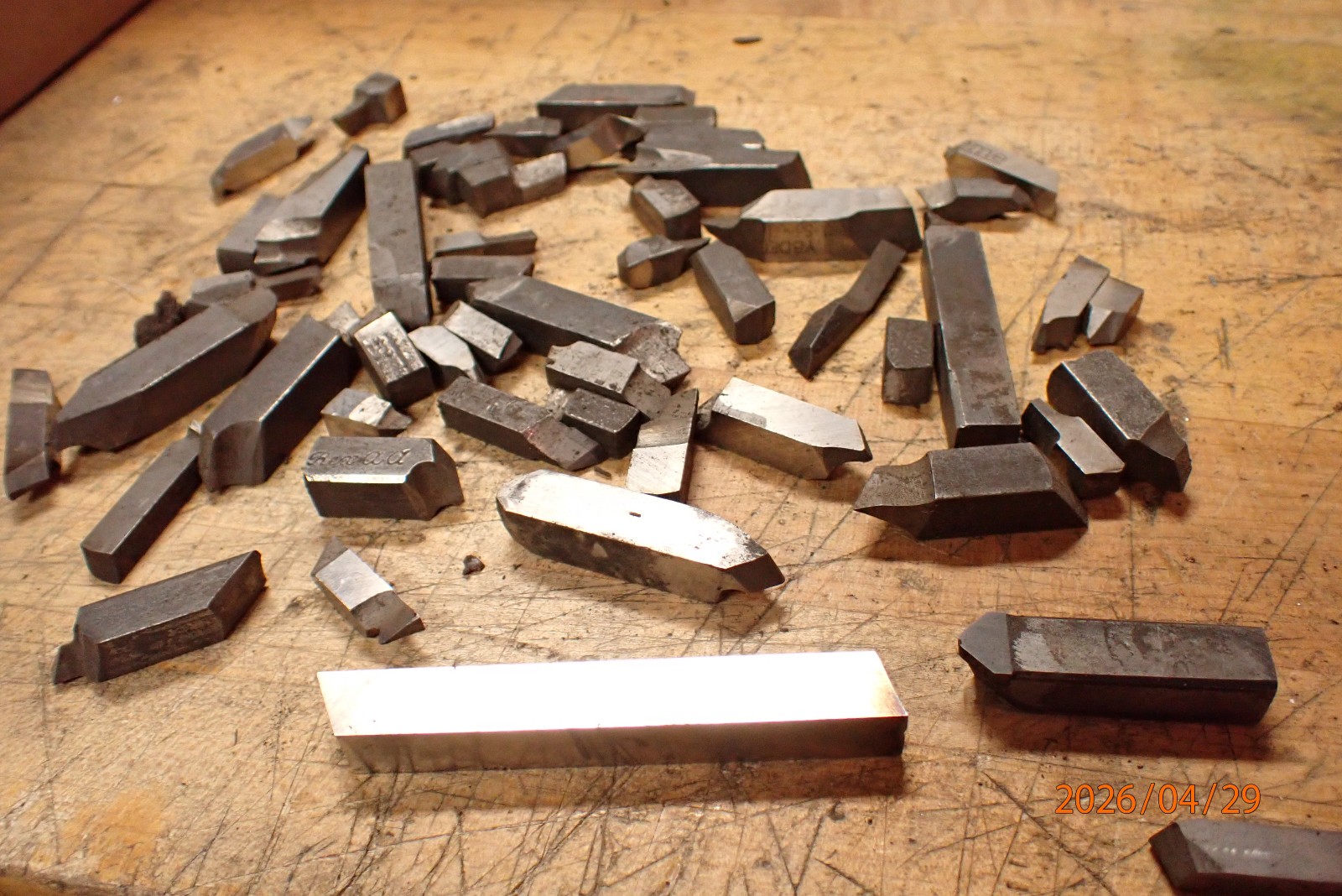 PILE OF OLDER GROUND METAL LATHE TOOL CUTTING BITS MACHINIST TOOLING