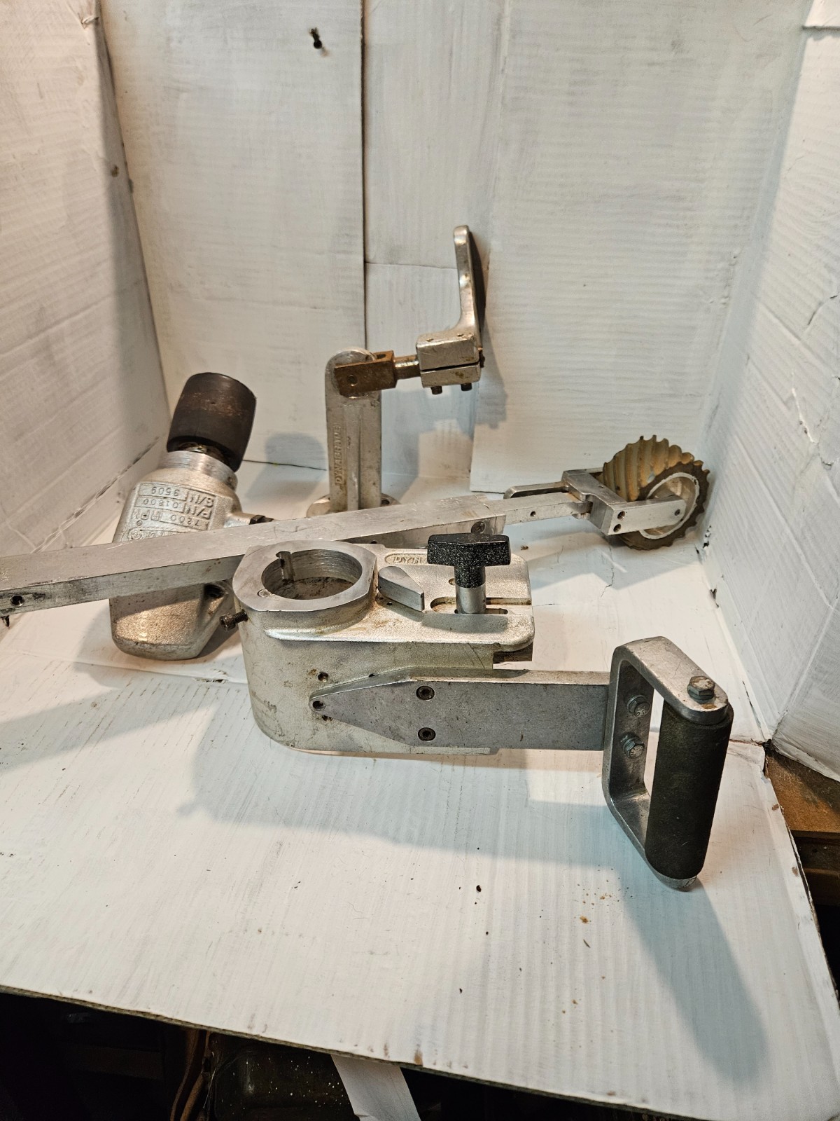 Dynabrade 11477 Dynabelter 2” belt sander w stand and 60 ” sanding belts