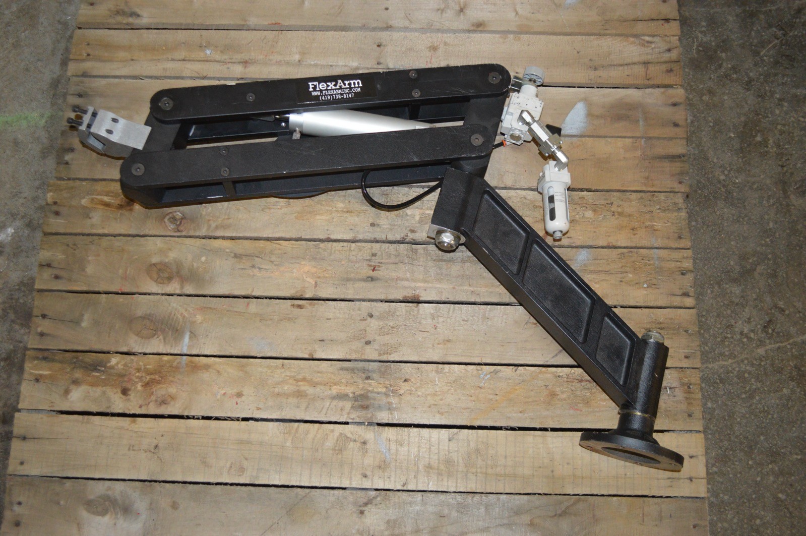 FlexArm Pneumatic Vertical V-Block Tool Mount Balance Arm
