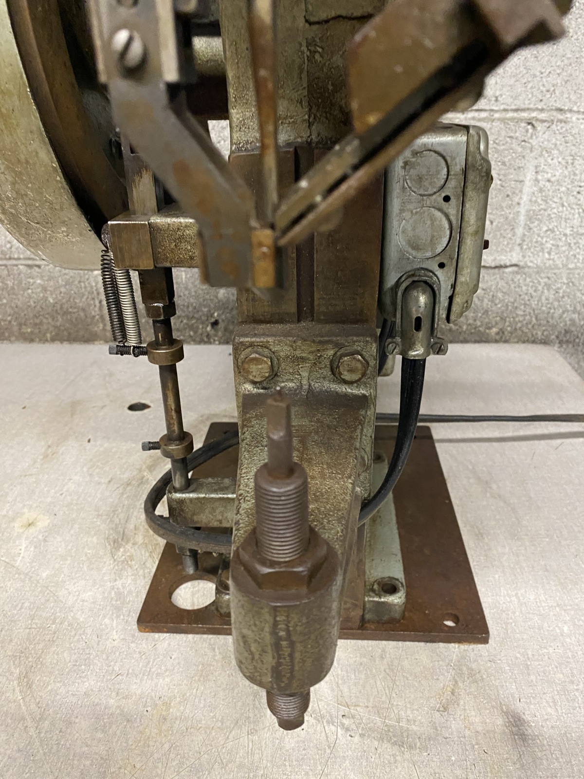 Chicago Rivet & Machine Co. Rivet Riveting Machine