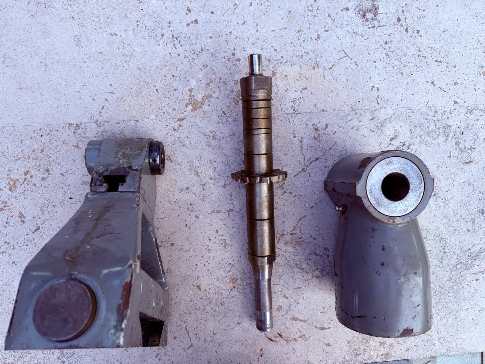 BRIDGEPORT RIGHT ANGLE MILLING HEAD W/ ARBOR SUPPORT W/ARBOR INCLUDED