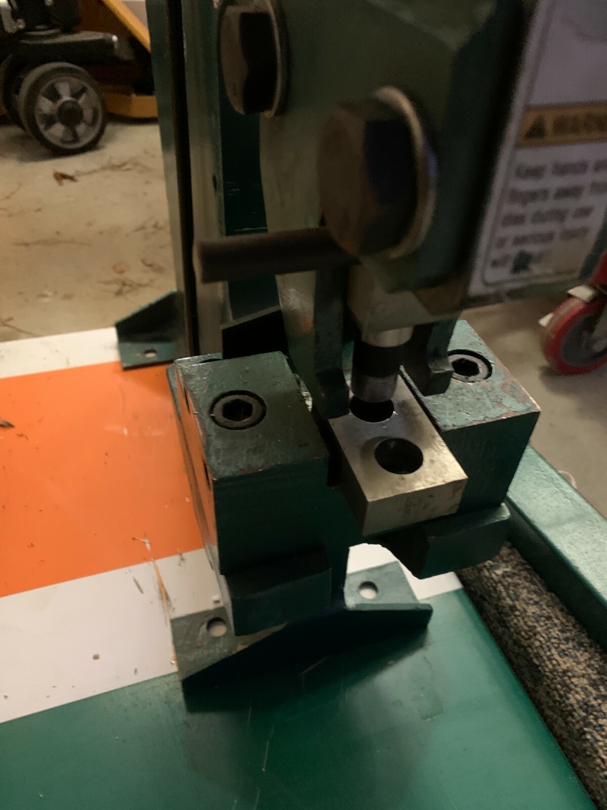 Grizzly T21321 Hand Puncher w/9 Punch/Die Sets – Capacity 3/16″ Mild Steel