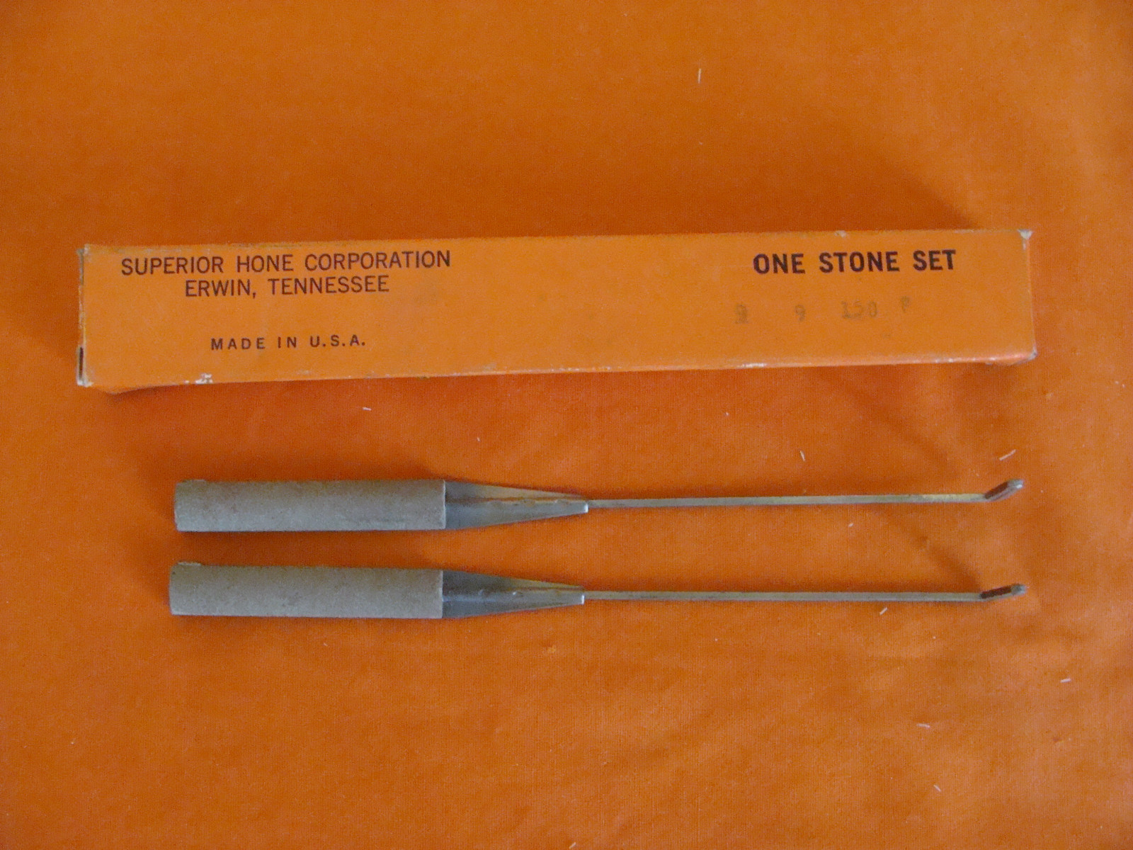 NOS SUPERIOR HONE CORPORATION STYLE A HONING STONE SET COARSE 9-9-150 SIZE 9/16″