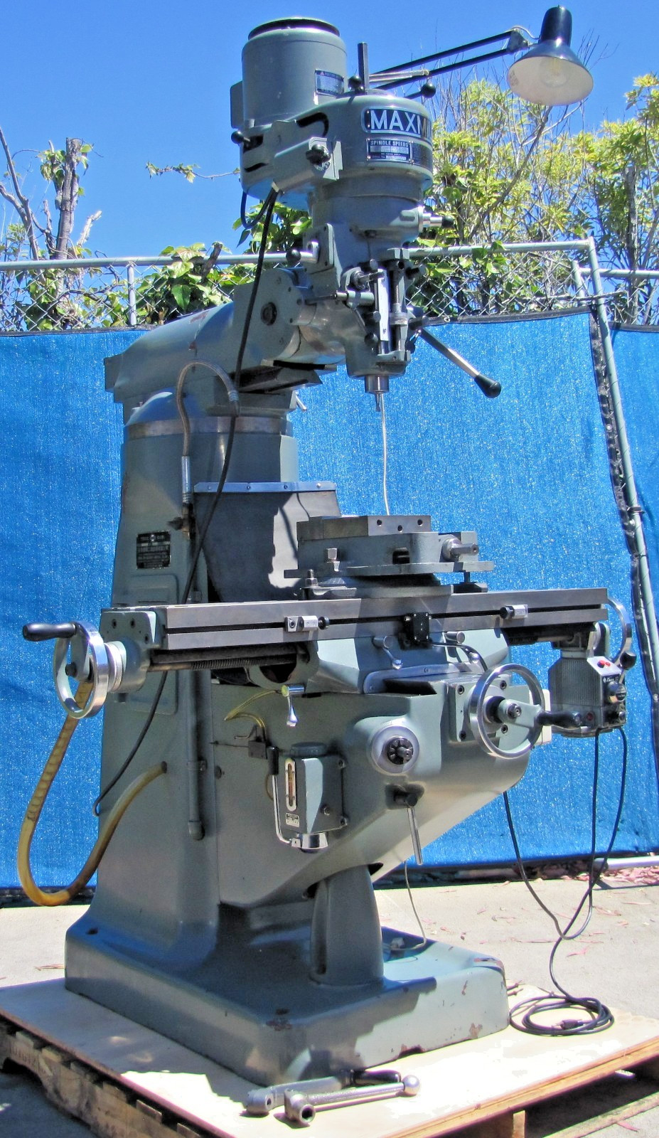 Maxmill 2HP Mill Drilling Milling Machine Power Table Auto Feed Coolant 6in Vise