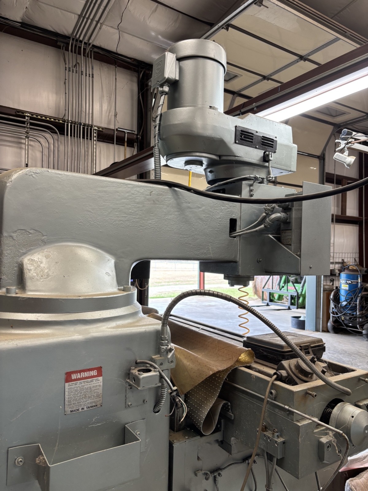 CNC milling machine preowned Vectrax model WS-20CNC GE Fanuc O-M controller