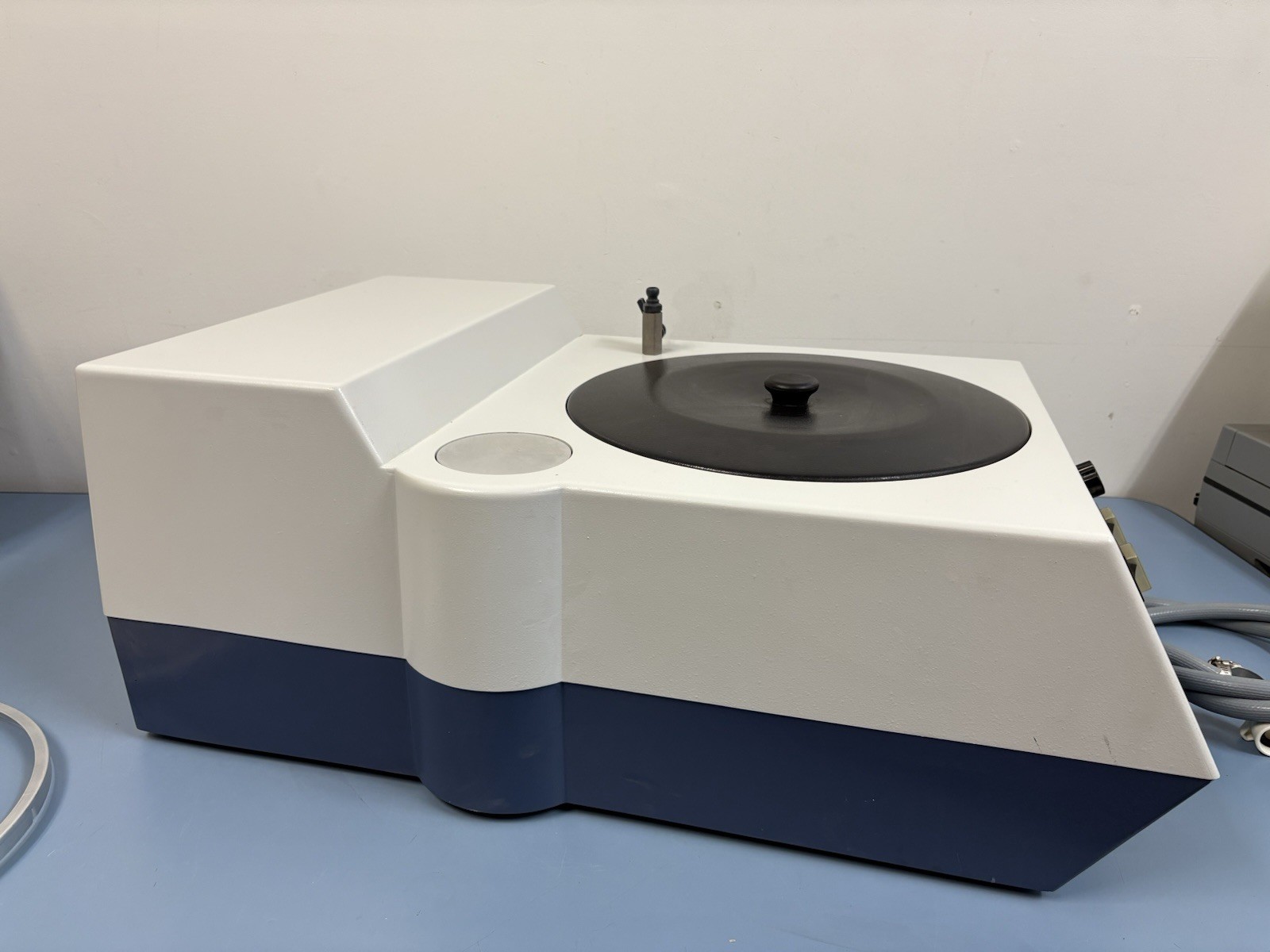 Buehler MetaServ 3000 Variable Speed Grinder Polisher Model 95-2920 (GOOD COND.)
