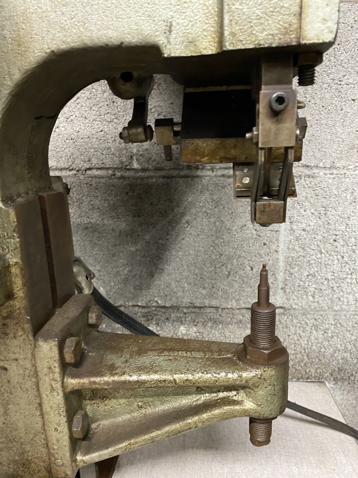 Chicago Rivet & Machine Co. Rivet Riveting Machine