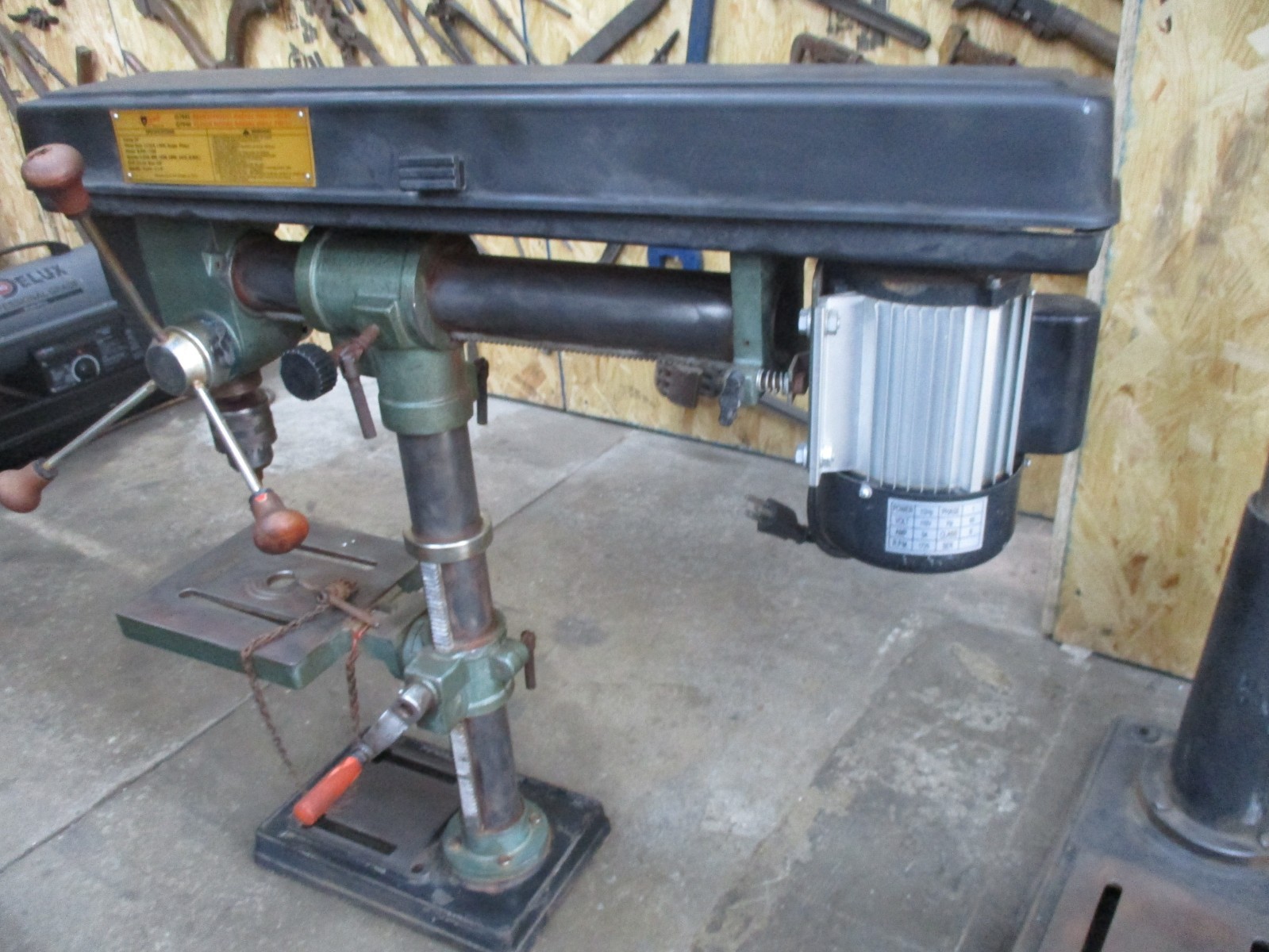 GRIZZLY G7945 BENCH TOP RADIAL ARM DRILL PRESS