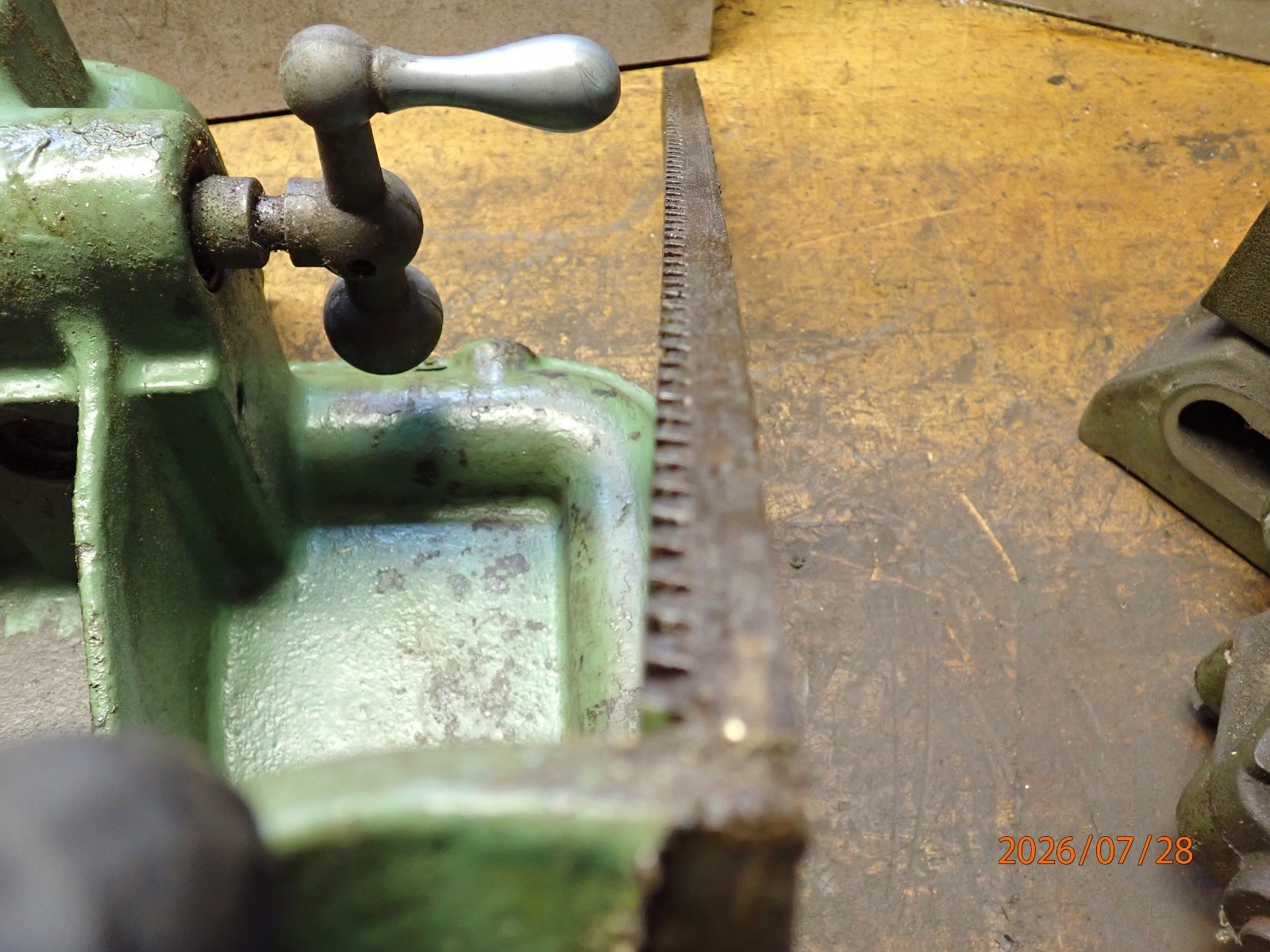 INDUSTRIAL TABLE WITH RAISER FOR DELTA MILWAUKEE 14″ DRILL PRESS W/ DP220 HEAD