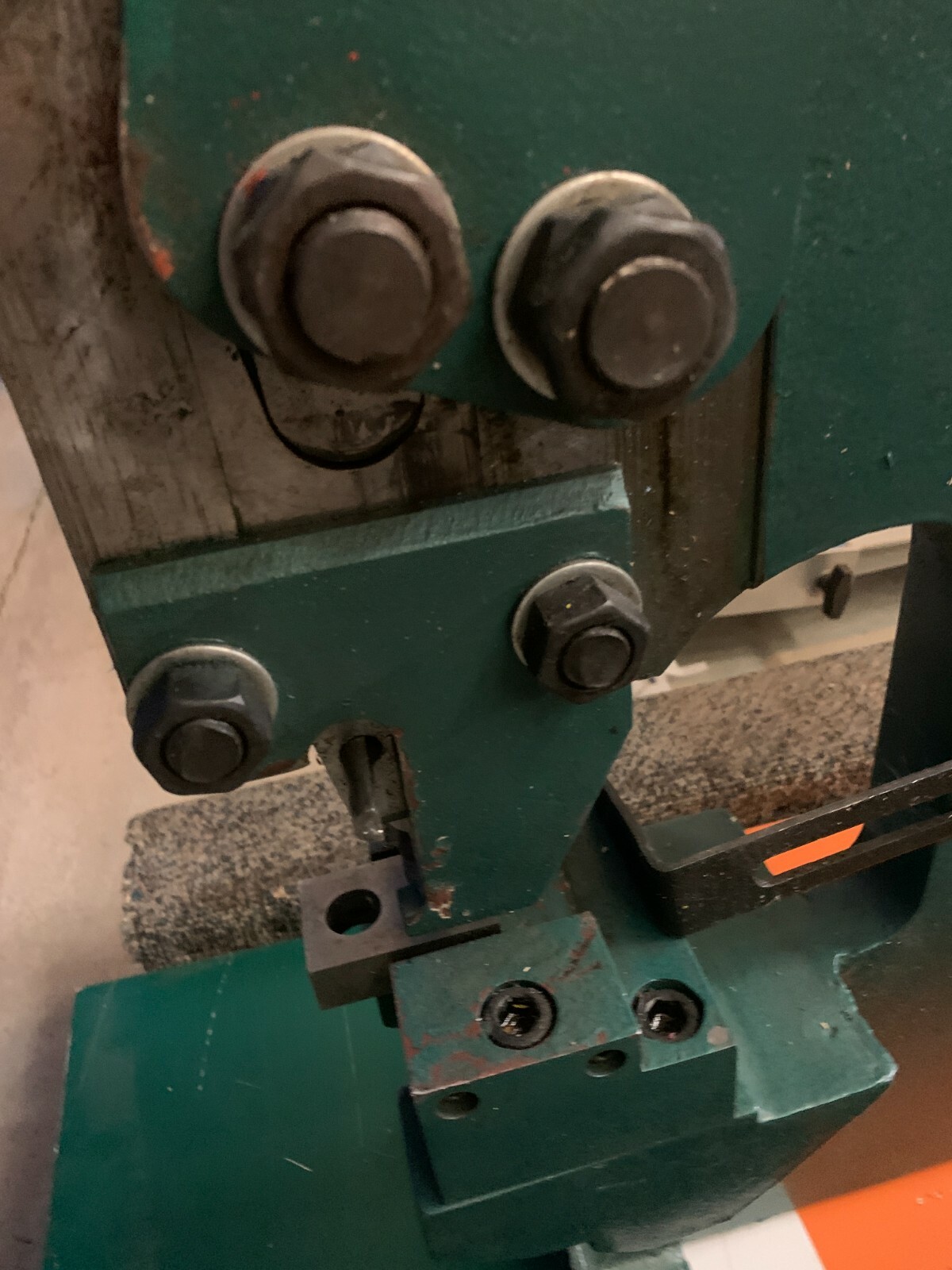 Grizzly T21321 Hand Puncher w/9 Punch/Die Sets – Capacity 3/16″ Mild Steel