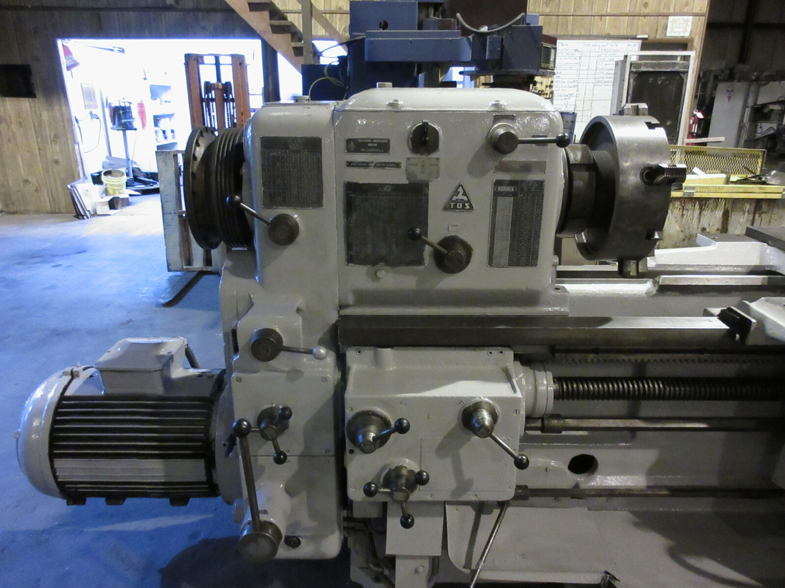 TOS 28″ x 132″ Geared-Head Heavy Duty Engine Lathe Inch & Metric Threading