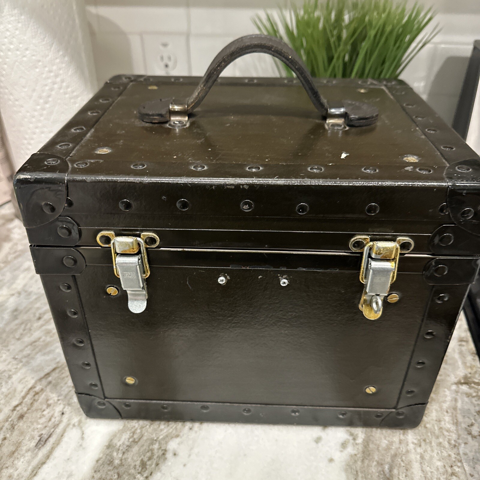 (UNBRANDED) BLACK PADDED STORAGE CASE