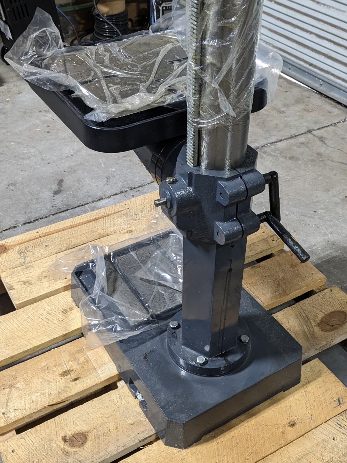 Dake Floor Drill Press 18" Swing 3MT 68 – 1380 RPM 1.5 HP 110v 977701V Dama