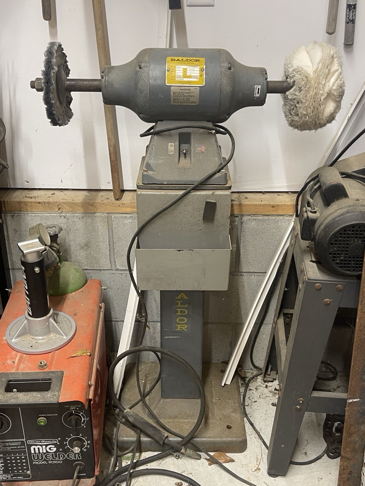 BALDOR BUFFER / POLISHER No. 333B 3/4 HP 115/230V RPM3600 With Stand