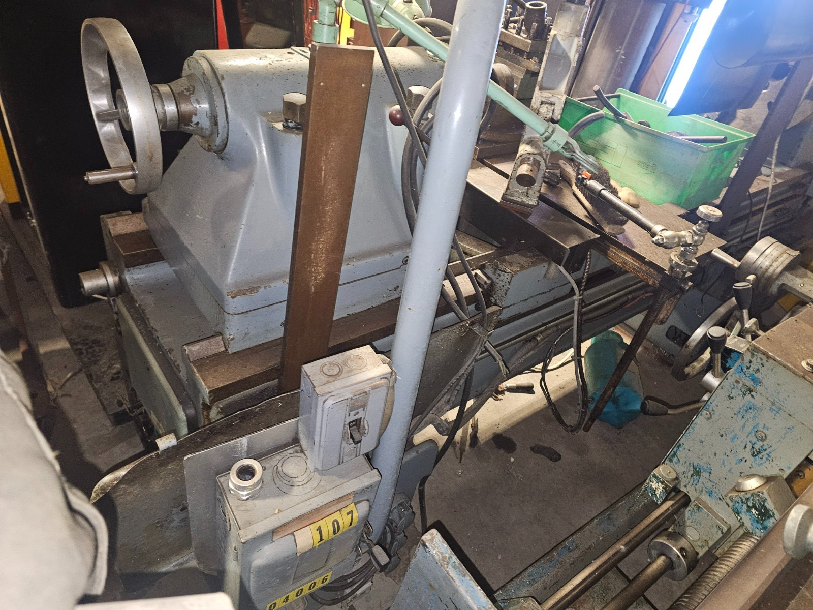 Cazanueve 28″ Swing x 60″ B.C. Geared Head Engine Lathe HB725 Inch/Metric Thread