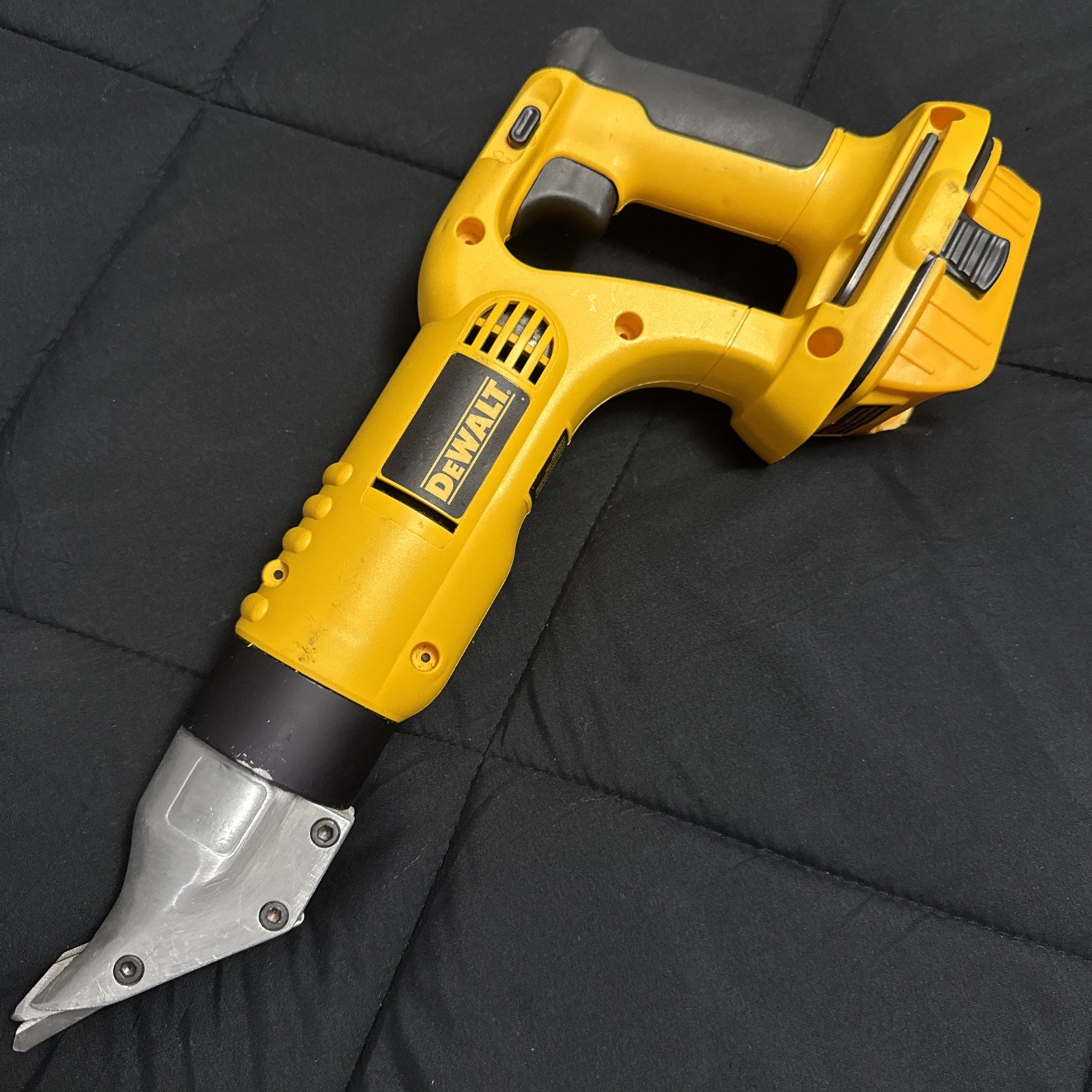 DC490 Dewalt 18V Cordless 18GA Swivel-head Shears With 20V Adapter