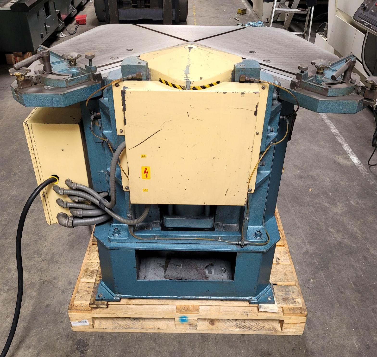 8-5/8″ X 8-5/8″ AMADA CS-220 HYDRAULIC CORNER NOTCHER, 3PH 2.5KVA, SEE VIDEO