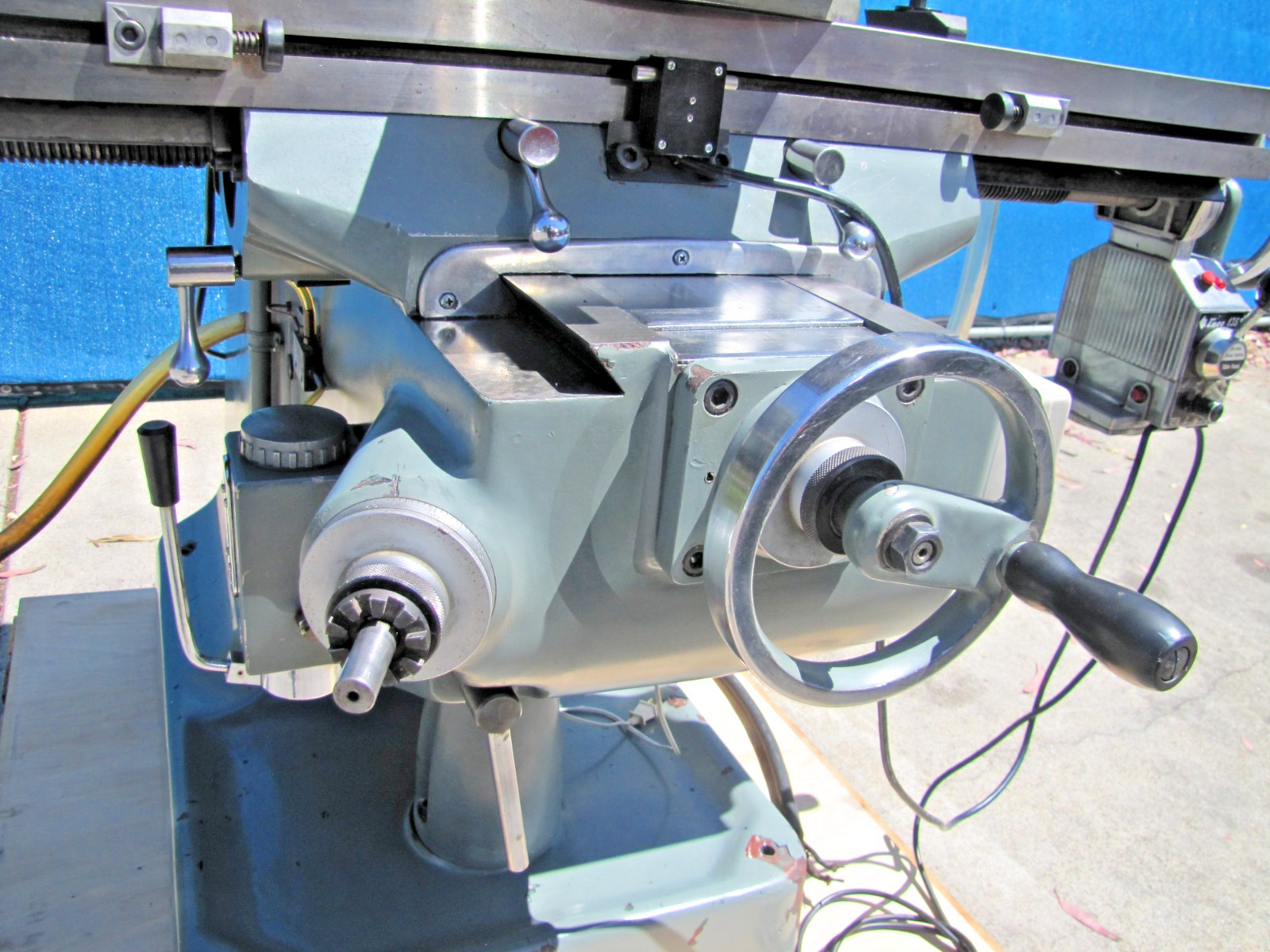 Maxmill 2HP Mill Drilling Milling Machine Power Table Auto Feed Coolant 6in Vise