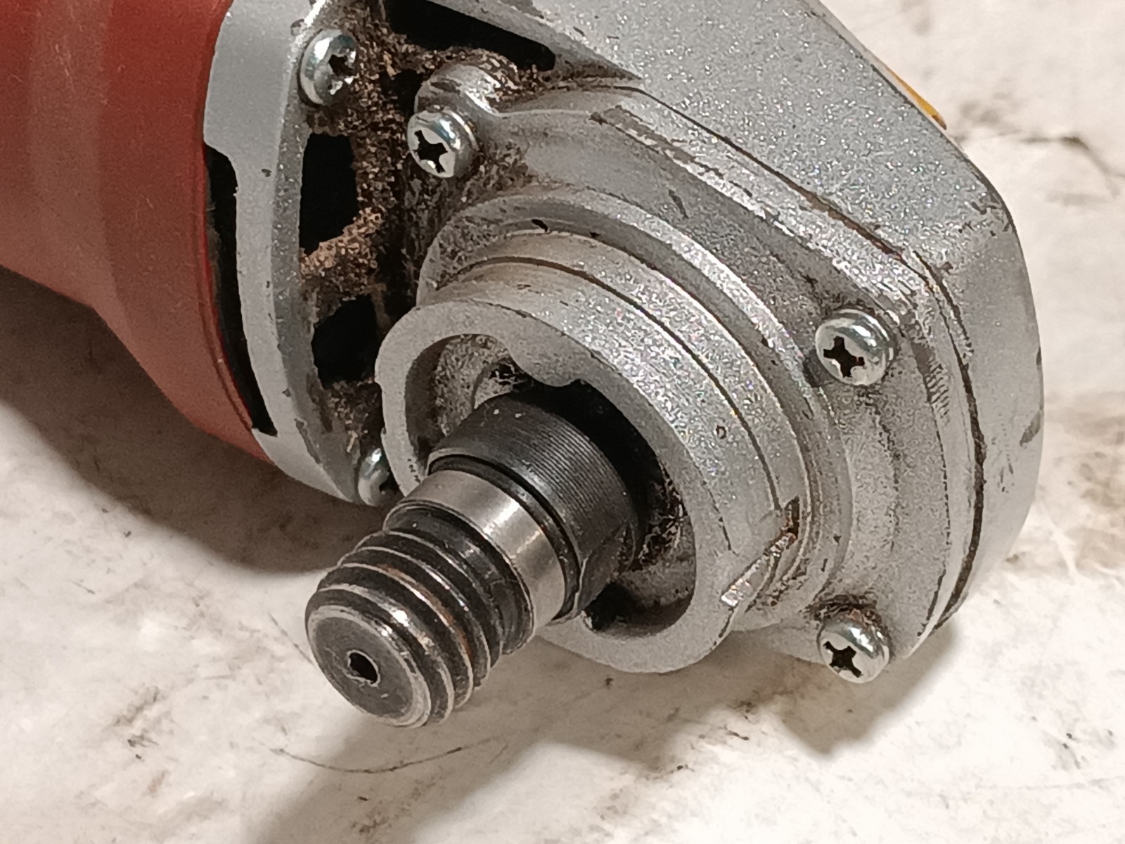 Chicago Electric 60372 4.5″ corded angle grinder, 7/8″ adapter, 11000RPM, 120VAC