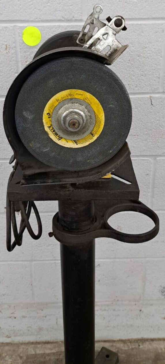DEWALT BENCH GRINDER DW758 8″ BENCH 120 VAC 60HZ 4.2A 3600 RPM YL65963