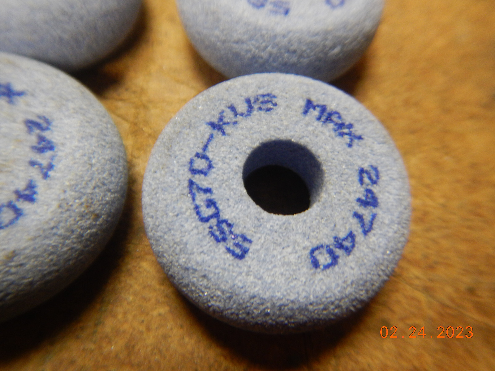 PILE OF NEW OLD STOCK SMALL BLUE NORTON GRINDING GRINDER WHEELS W/ RADIUS