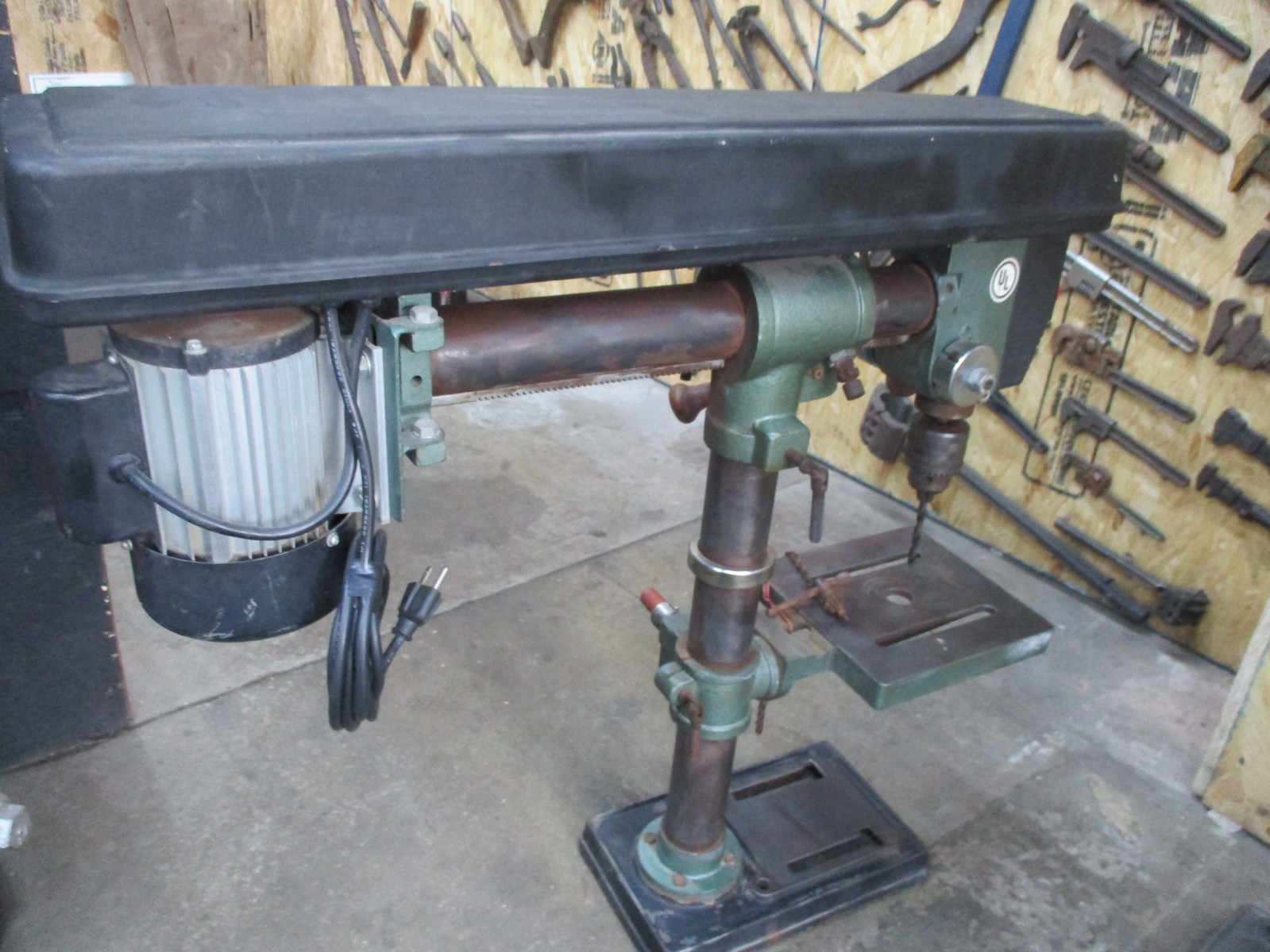 GRIZZLY G7945 BENCH TOP RADIAL ARM DRILL PRESS