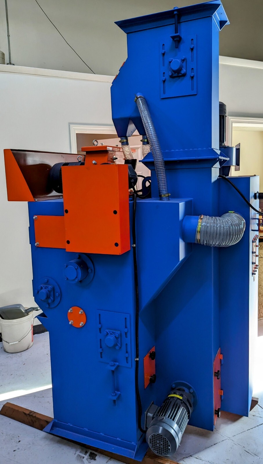 1.5 Cubic Foot Rubber Belt Tumble Shot Blast System with Dust Collector