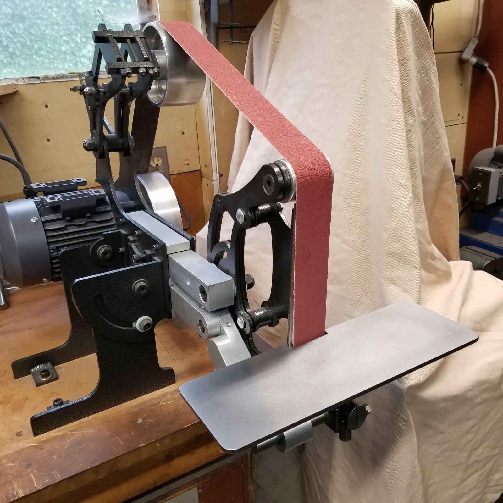 D-D Work / Tool Rest for Northridge Mod-2 Belt Grinder – 18″ Table