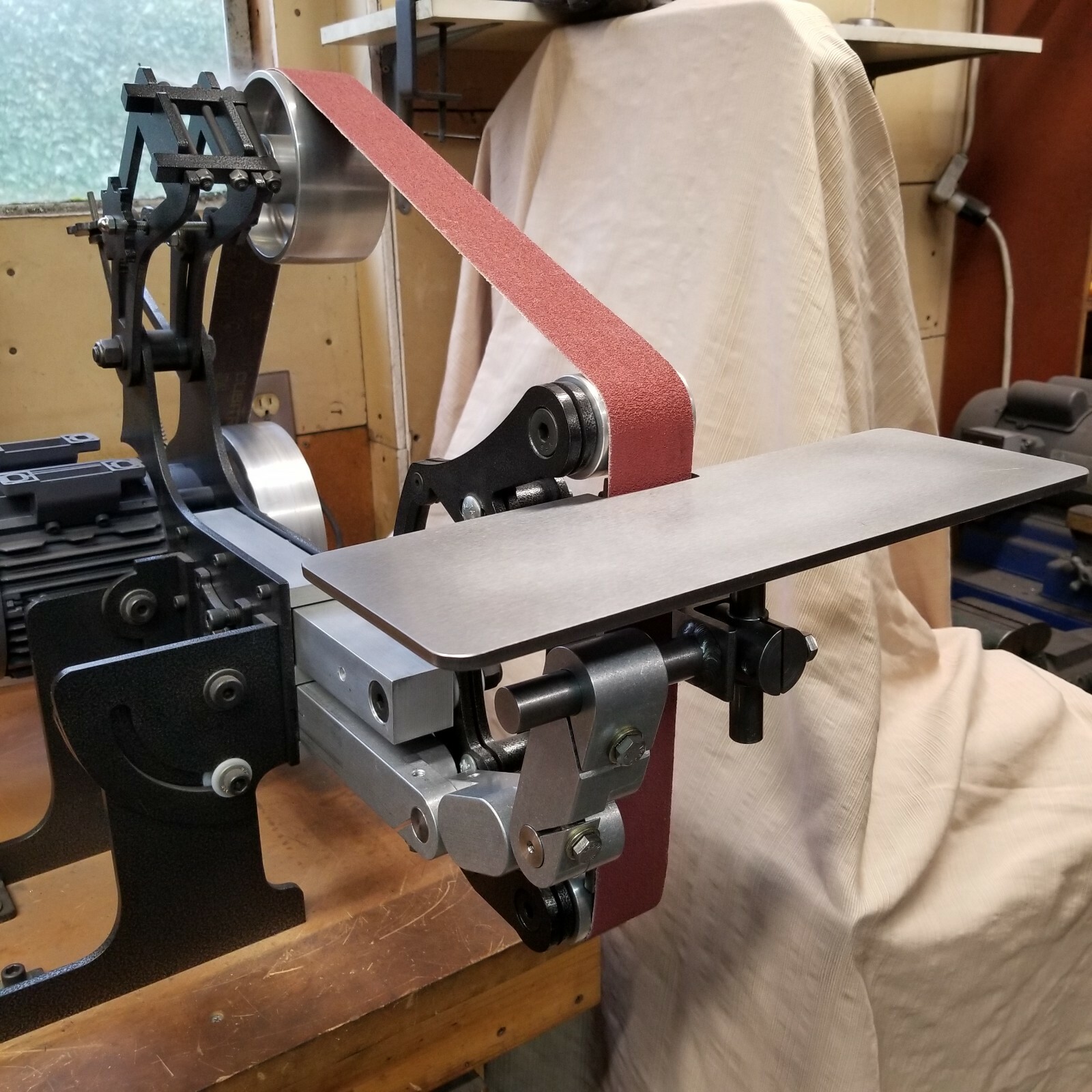 D-D Work / Tool Rest for Northridge Mod-2 Belt Grinder – 18″ Table