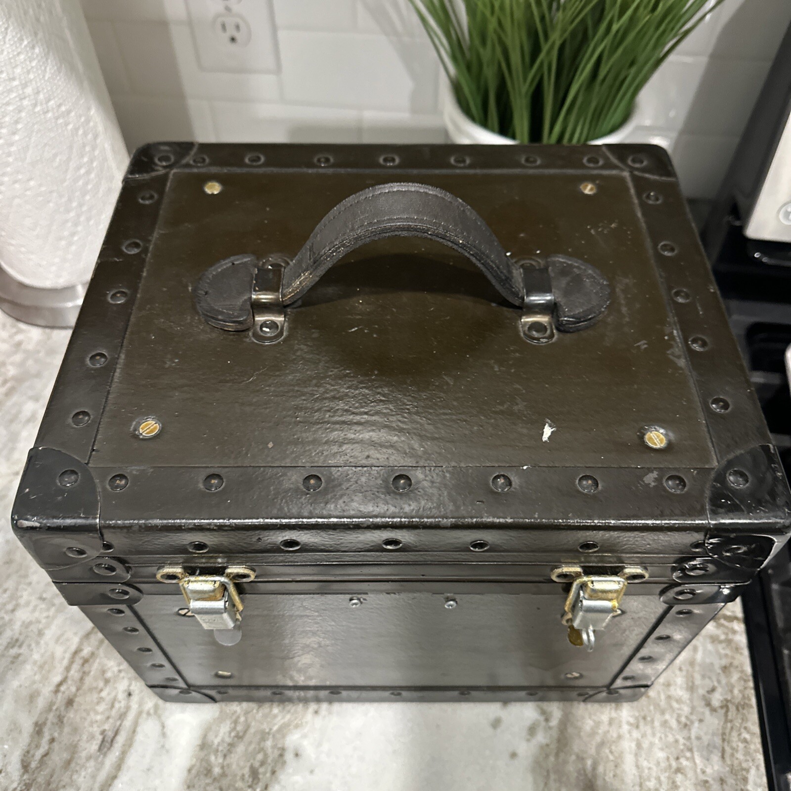 (UNBRANDED) BLACK PADDED STORAGE CASE