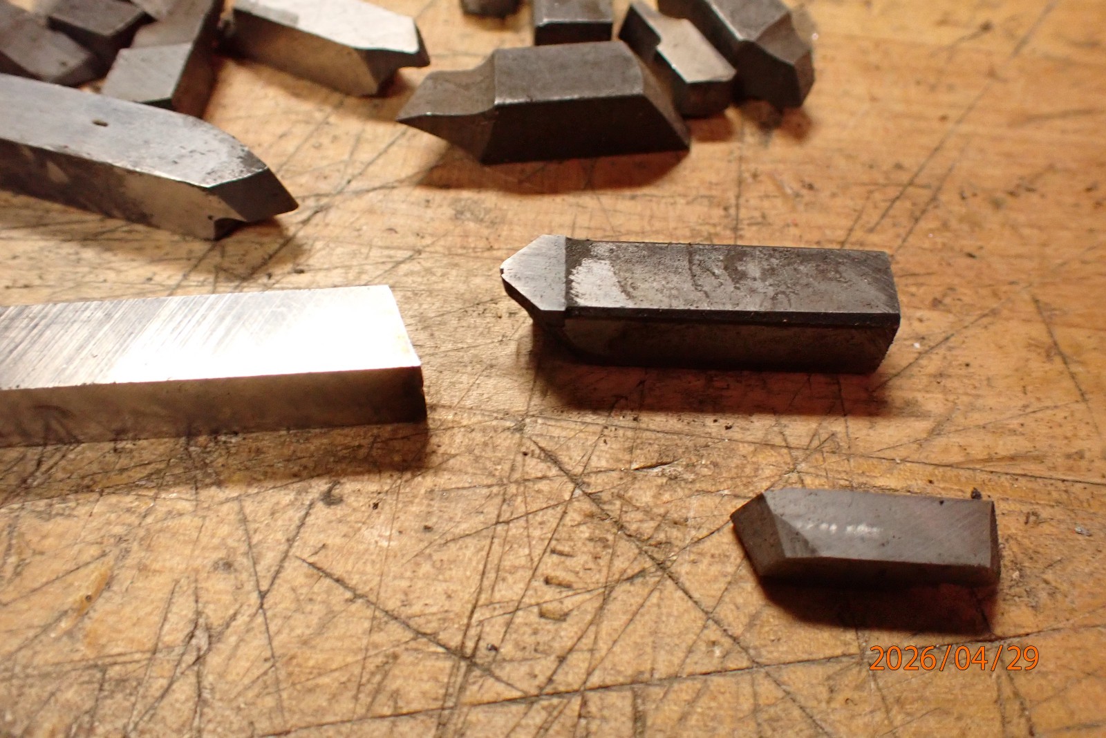 PILE OF OLDER GROUND METAL LATHE TOOL CUTTING BITS MACHINIST TOOLING