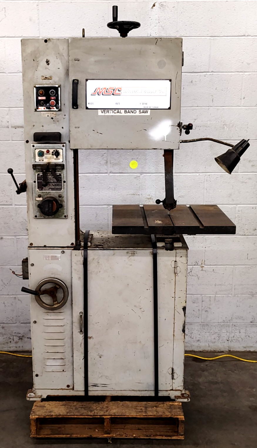 MSC INDUSTRIAL SUPPLY CO. VERTICAL BAND SAW 220V 3-15M/M CAP 3600 RPM 09514639
