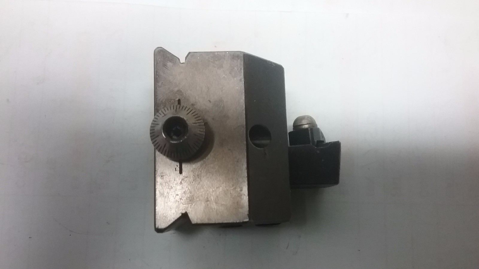 BROWN AND SHARPE AXIAL TOOL HEAD, CARBIDE INSERT HOLDER INCLUDED