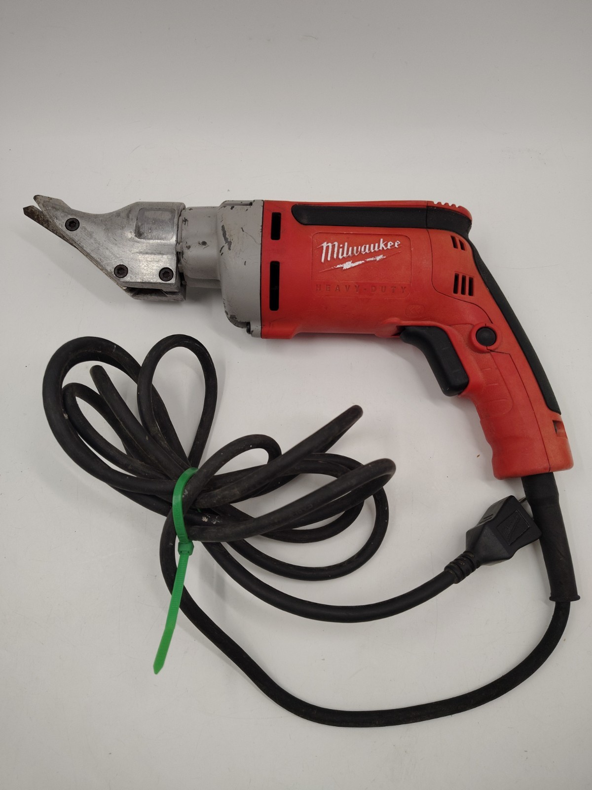 Milwaukee 6852-20 18-Gauge Double Insulated, 10′ Corded Shear 6.8A Motor