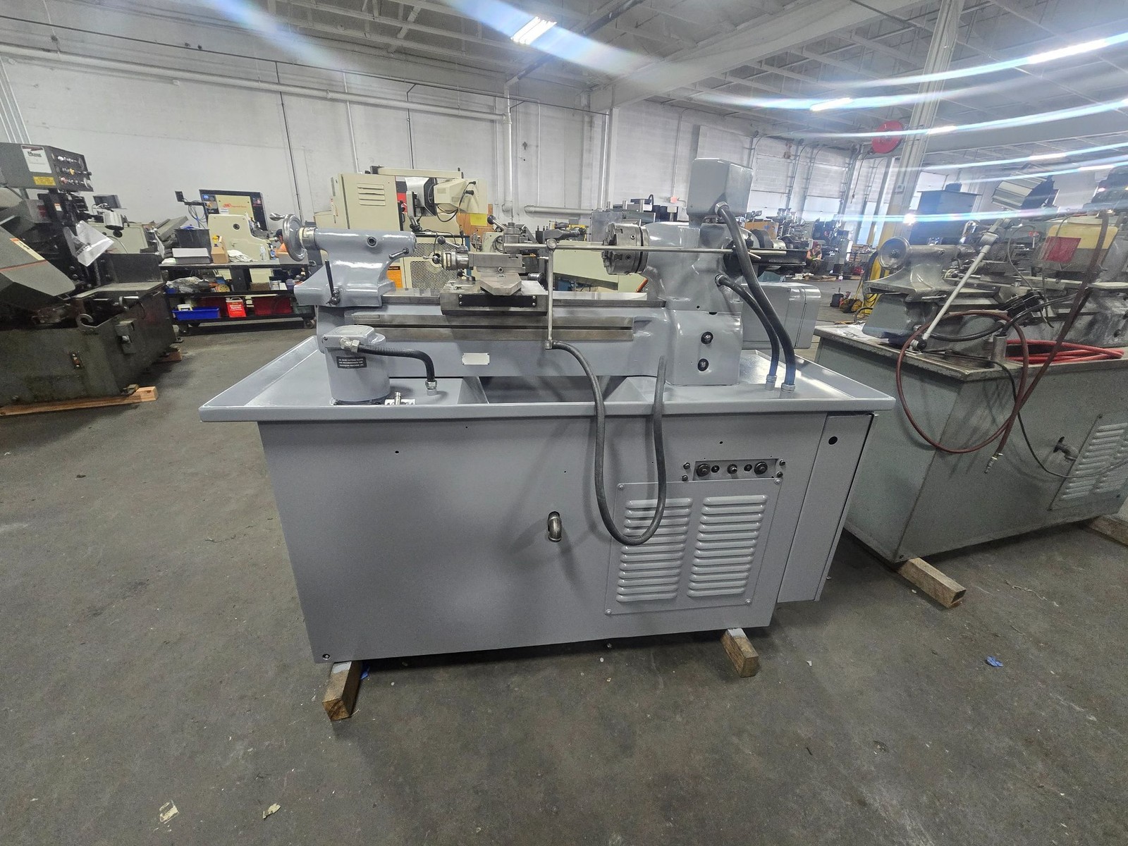 11”x18” Hardinge HLV-H-EM Tool Room Lathe w/Inch/Metric