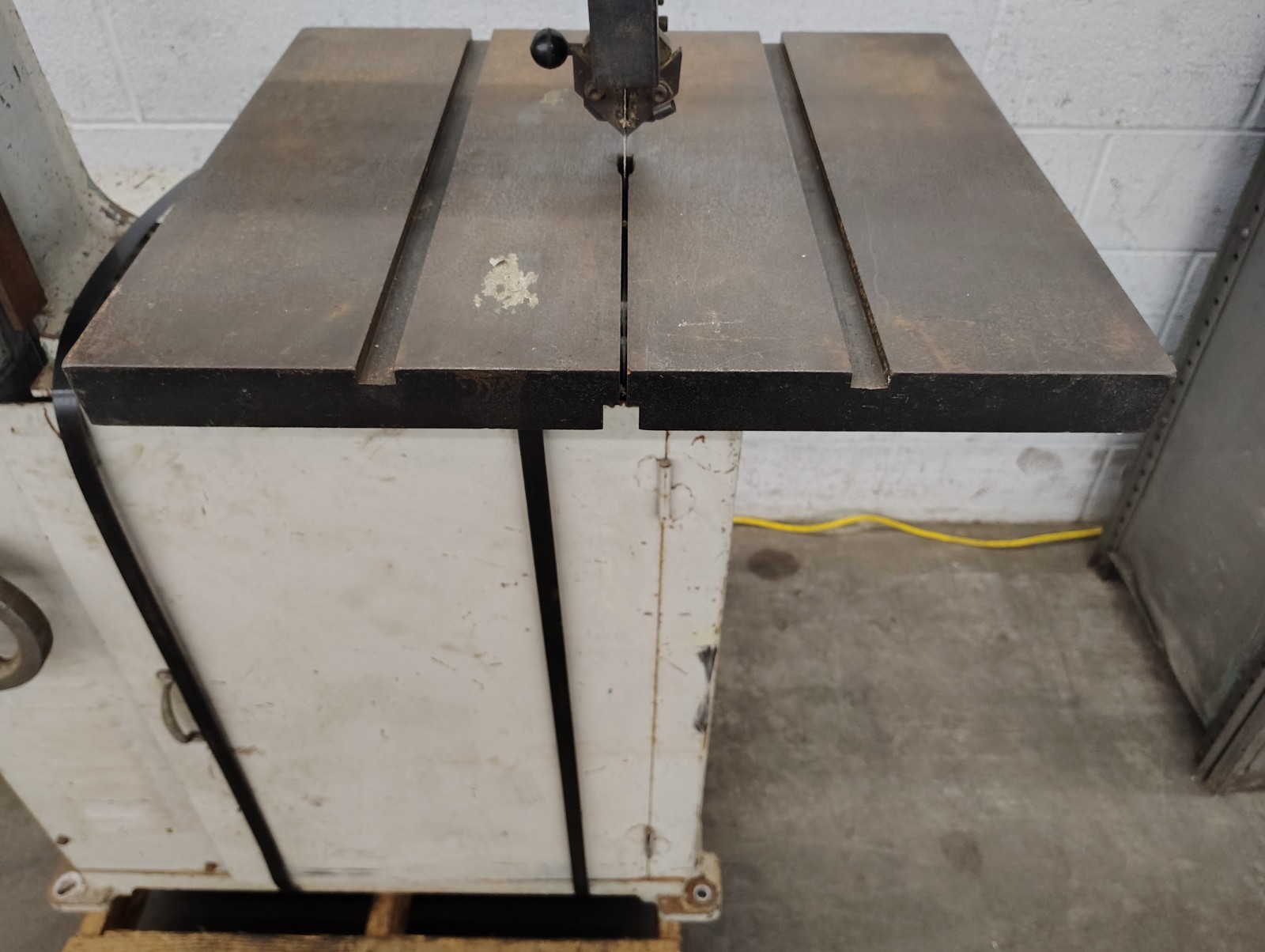 MSC INDUSTRIAL SUPPLY CO. VERTICAL BAND SAW 220V 3-15M/M CAP 3600 RPM 09514639
