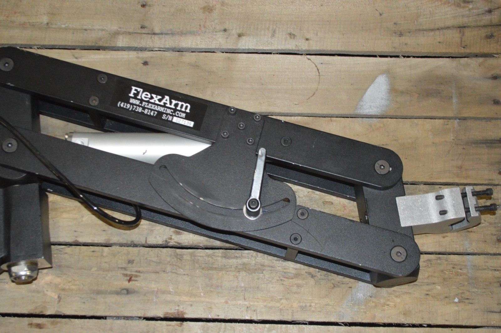 FlexArm Pneumatic Vertical V-Block Tool Mount Balance Arm