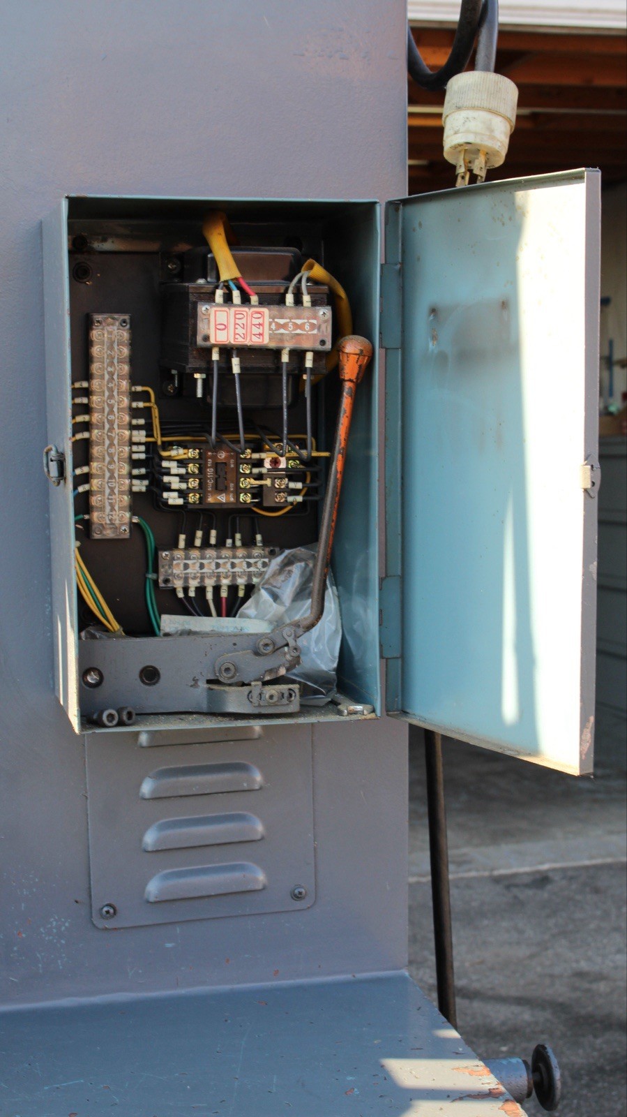 LETEN Model: DCM-4 Vertical Band Saw
