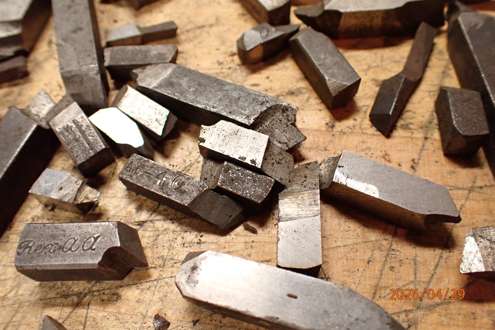 PILE OF OLDER GROUND METAL LATHE TOOL CUTTING BITS MACHINIST TOOLING