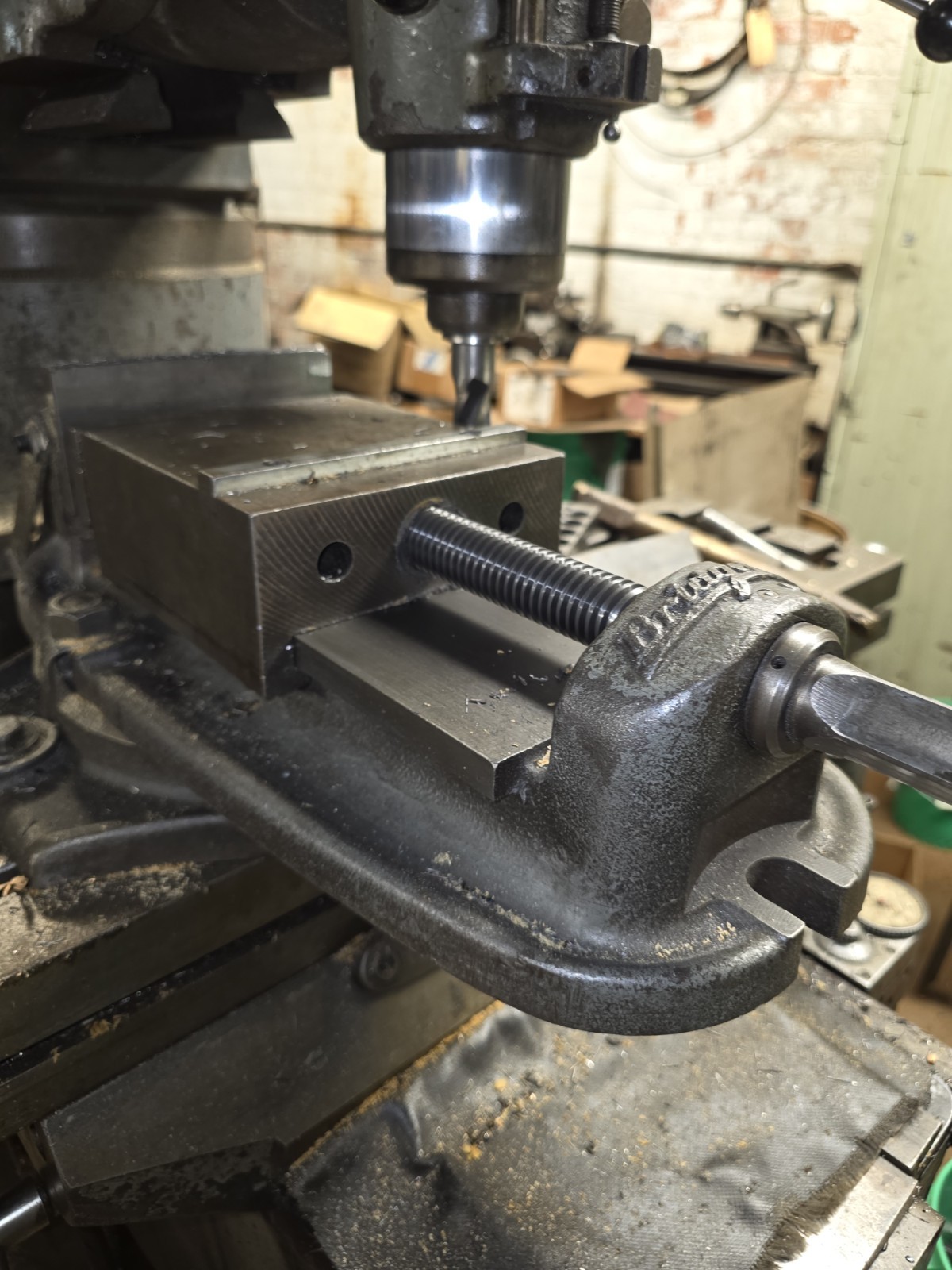 Bridgeport Vertical Milling Machine – 9″ x 42″ Table – Sony DRO – Vise Included