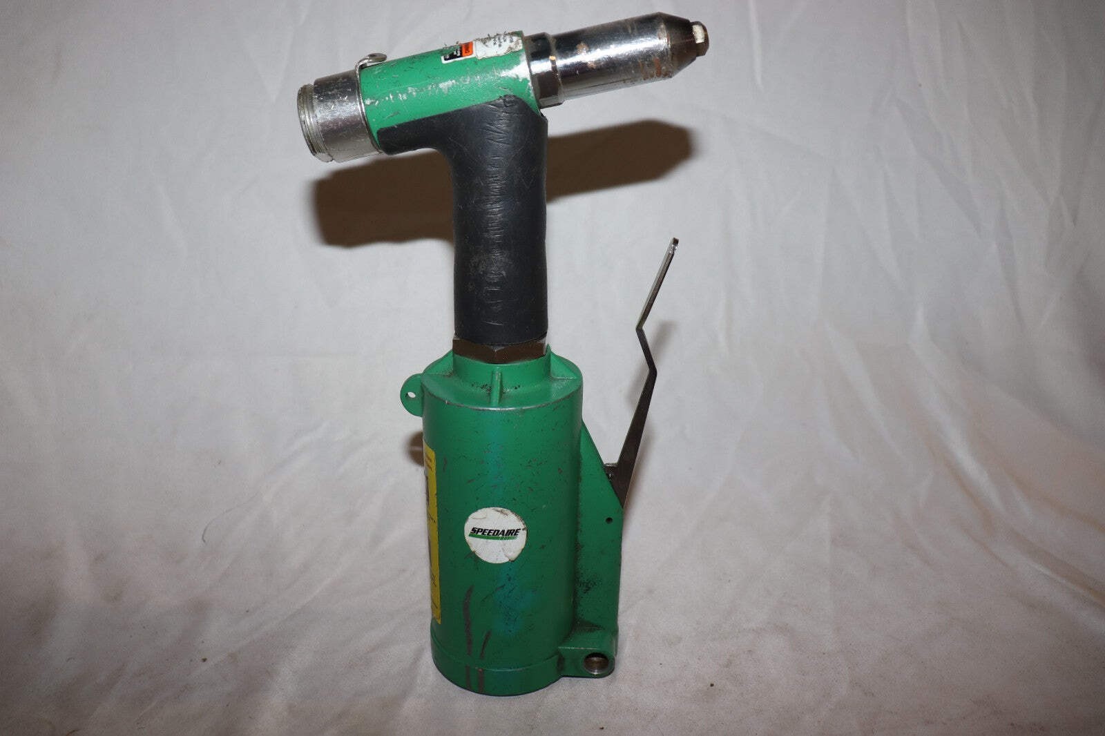 Speedaire 3CRH3 Pneumatic Rivet Tool 100 psi 1983 lb Pulling Force Blind Rivet
