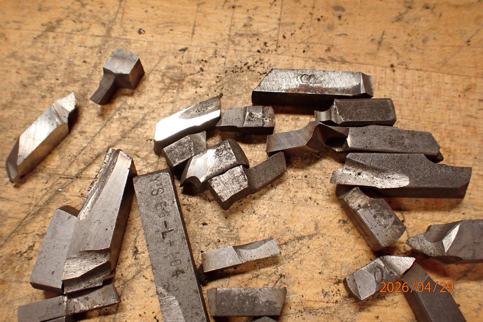 PILE OF OLDER GROUND METAL LATHE TOOL CUTTING BITS MACHINIST TOOLING