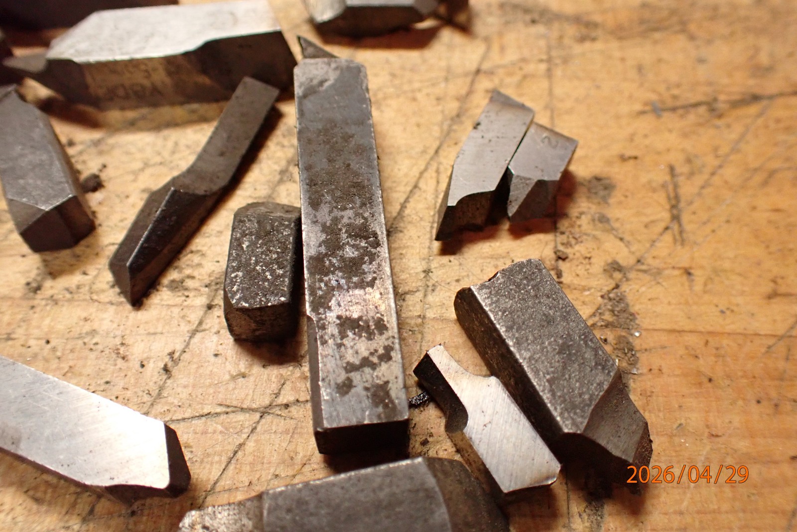 PILE OF OLDER GROUND METAL LATHE TOOL CUTTING BITS MACHINIST TOOLING