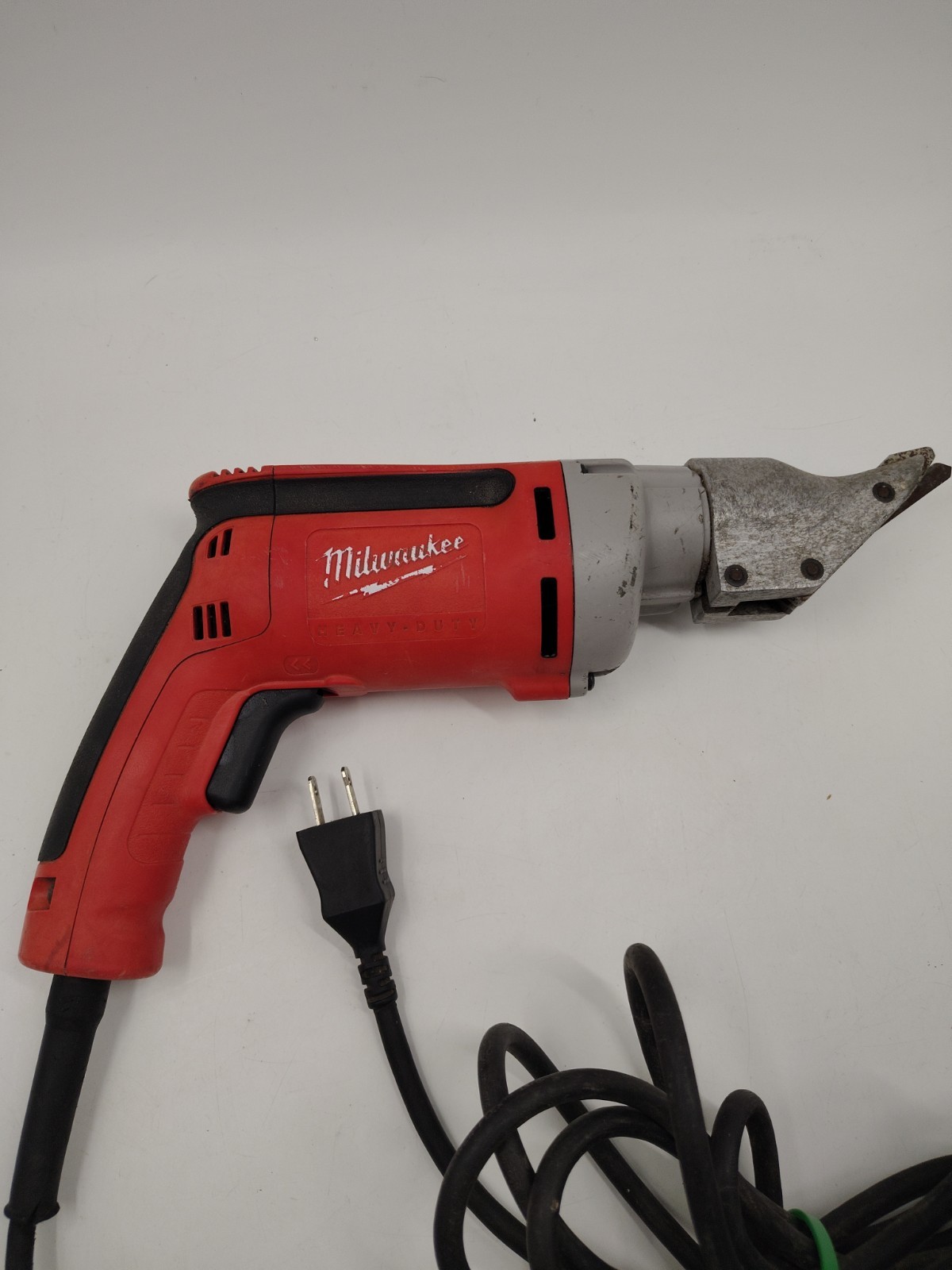 Milwaukee 6852-20 18-Gauge Double Insulated, 10′ Corded Shear 6.8A Motor