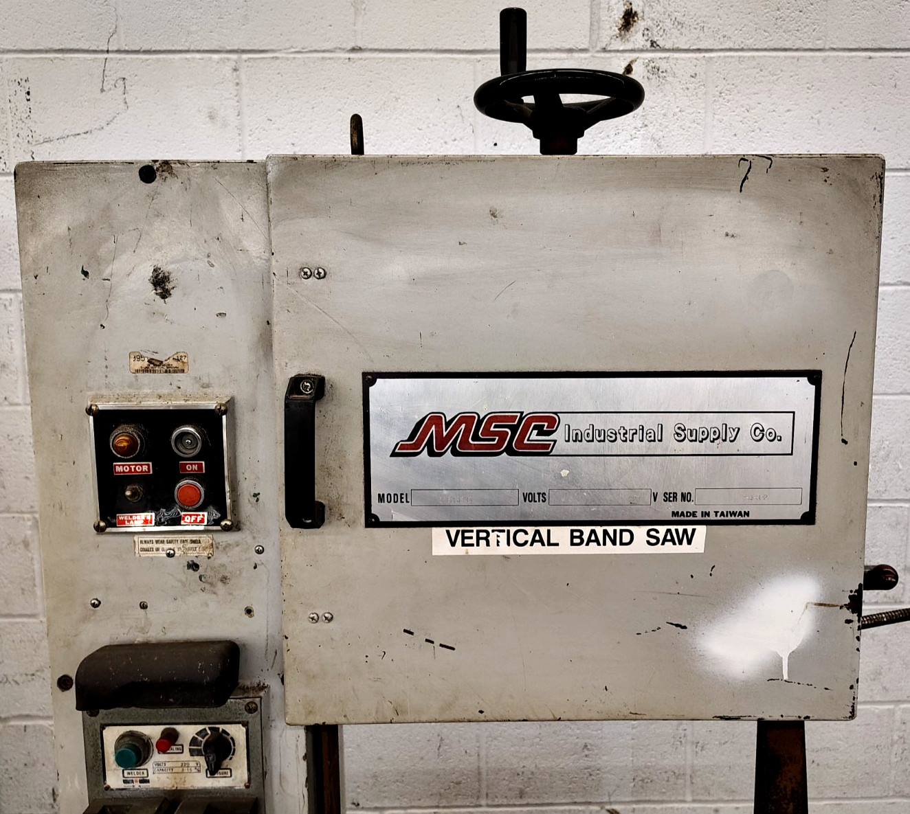 MSC INDUSTRIAL SUPPLY CO. VERTICAL BAND SAW 220V 3-15M/M CAP 3600 RPM 09514639