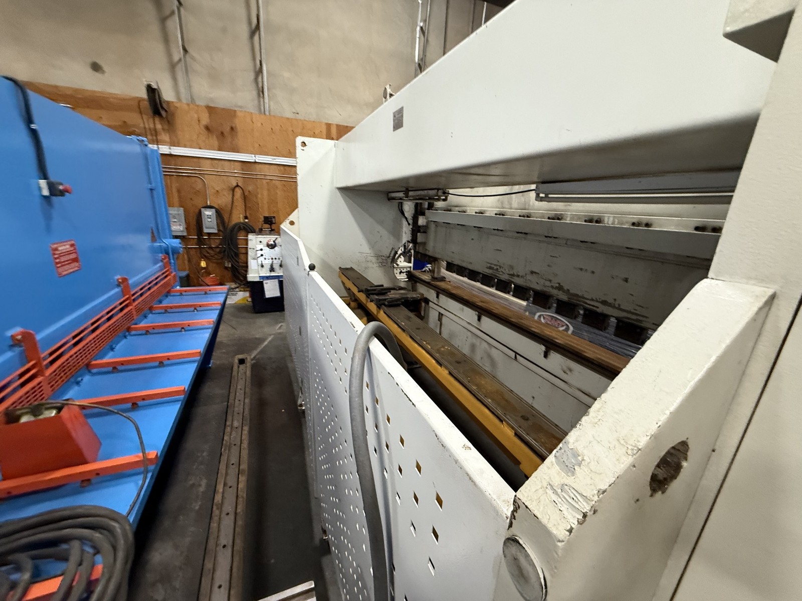 Ermaksan CNCAP 13×220 CNC Press Brake – 13′ x 220 Ton Hydraulic Bending Machine